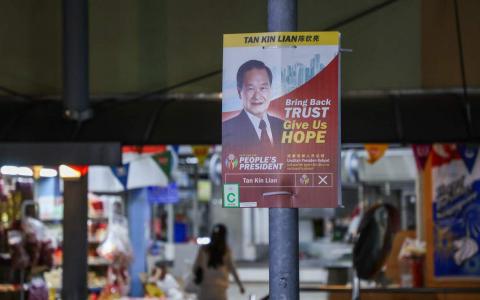 总统参选人陈钦亮计划售卖竞选海报，把所得捐给慈善。图为总统选举期间，挂在后港1道的陈钦亮竞选海报。（档案照片）