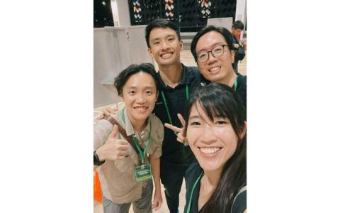 郑竣阳（左一）是本届总统选举动员的3万6000多名公务员之一。图为他与同样在芽笼士乃民众俱乐部执行公务的队友合照。（受访者提供）