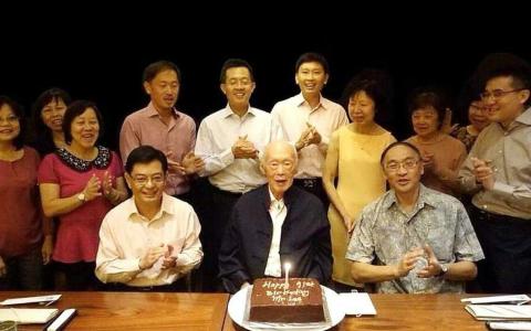 曾在1997年至2000年之间出任建国总理李光耀（前排中）首席私人秘书的副总理兼经济政策统筹部长王瑞杰（前排左），星期六（9月16日）在脸书贴出2014年9月16日最后一次为李光耀庆祝生日时的照片。照片中还包括先后担任李光耀首席私人秘书的陈庆麟（前排右）、叶成昌（后排左五）、徐芳达（左六）、陈国强（右一），以及时任李光耀特别助理陈康威（左四）和新闻秘书杨云英（右二）。（取自王瑞杰脸书）