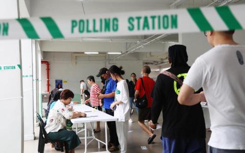 超过一半的选民集中在早上投票，导致系统因为流量激增而出现连接问题，影响登记工作，一些投票站因此出现了人龙。图为总统选举投票日当天，在裕廊东的一个投票站。（档案照片）