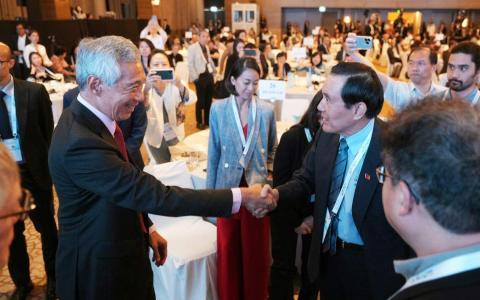 李显龙总理（左）与马英九基金会创始人兼董事长马英九，星期四（10月5日）在丽思卡尔顿美年酒店举行的“亚洲前瞻峰会”会场上握手打招呼。（谢智扬摄）