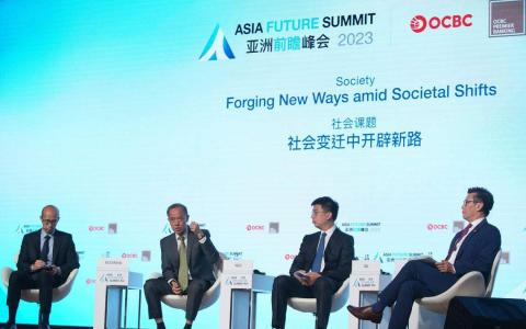 印尼KG媒体集团首席执行官布迪曼（左起）、我国前外交部长杨荣文，以及商汤科技首席执行官徐立，在亚洲前瞻峰会2023第二天的社会变迁专场讨论会上，针对人工智能带来的契机与挑战展开讨论。主持讨论的是《联合早报》总编辑吴新迪。（谢智扬摄）