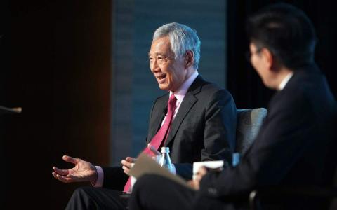 李显龙总理（左）在“亚洲前瞻峰会2023”的闭幕对谈上说，几乎所有国家都希望与中美双方为友。各国会寻求能让它们最大限度自由行动的政策，因此会努力维持区域合作和保持区域开放。闭幕对谈由新报业媒体英文、马来文与淡米尔文媒体集团总编辑黄维光（右）主持。（谢智扬摄）