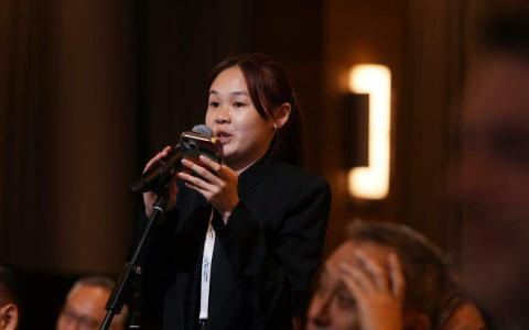 义安理工学院学生星期四（10月6日）在亚洲前瞻峰会问李显龙总理对“空档年”的看法。（谢智扬摄）