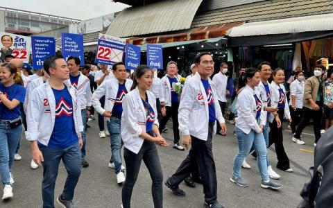 巴育（前排左三）率领泰建国党候选人，到洽图洽周末市集拉票。（吴汉钧摄）