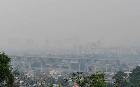 吉隆坡10月7日遭遇烟霾，全市一片灰蒙蒙。马国政府认为，跨境烟霾法案即使在国会通过，日后执行起来仍会困难重重，所以已经停止推动立法进程。（马新社）