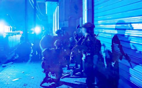 以色列军方星期三（11月15日）发布以军针对希法医院进行突袭行动的照片。（法新社）