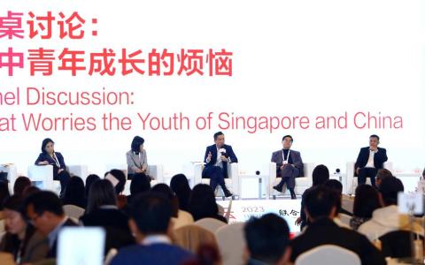 《联合早报》星期二举办第五届新中论坛,(左二起)双丽国际董事卓丽娃,新加坡南洋艺术学院院长苏惠兰、新加坡文化、社区及青年部兼社会及家庭发展部高级政务次长蔡瑞隆、中国青少年研究中心研究员郗杰英、新加坡全国青年理事会总裁蔡大卫,以及中国传媒大学在读博士生彭菲参与圆桌讨论环节。该环节由《联合早报》执行总编辑韩咏梅(左一)主持。(联合早报)