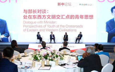 卫生部长王乙康(台上左二起)在新中论坛上,与VIPKID创始人兼首席执行官米雯娟和澎湃新闻总裁兼总编辑刘永钢对谈。对谈环节由新报业媒体华文媒体集团社长李慧玲(左一)主持。(联合早报)