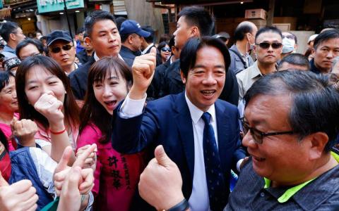 台湾目前执政的民进党在这次立委选战中面临挑战。分析普遍认为，若民进党继续执政，很可能面临朝小野大局面。图为民进党总统候选人赖清德（前排右二）陪同立委候选人许淑华（前排右三）12月7日在台北举行的竞选活动中与支持者互动。（路透社）