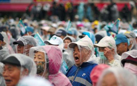 台湾将在2024年1月13日举行总统与立法委员选举，其中将选出113席立法委员，分别为区域立委73席、不分区立委34席，以及山地及平地原住民立委各三席。图为台湾执政党民进党的支持者12月21日在宜兰参加竞选活动。（法新社）