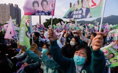 截至1月3日台湾民调封关，民进党的正副总统候选人仍保持微弱领先。图为去年12月22日，民进党支持者参加该党总统候选人赖清德在高雄举行的造势大会。（路透社）