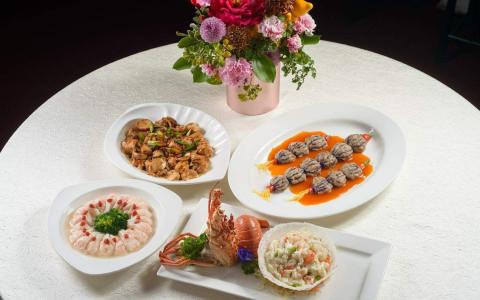 黄清标师傅将现场烹调四道年菜，包括：锦绣龙虾松、紫茄镶肉茸、白玉鲜虾丸和阖府平安。（《优1周》提供）