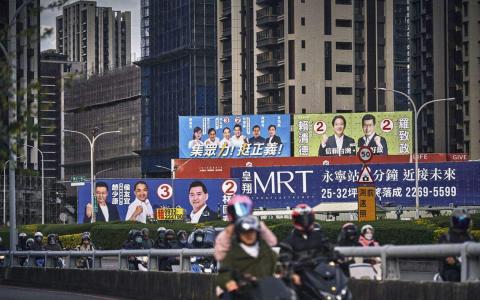 台湾本月将举行总统选举，街上处处可见各阵营的竞选海报。（彭博社）