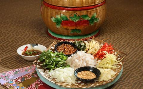 大牛潮汕海鲜餐馆推出升华版鱼生，以蓝姜、九层塔和菜脯等配搭石斑鱼片，和本地广式鱼生不同。　（唐家鸿摄）