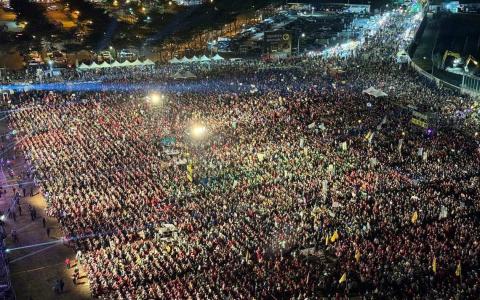 执政的民进党在最大铁票仓高雄造势，在凤山西捷运站旁挤爆人海，现场宣布突破12万人。（民进党提供）