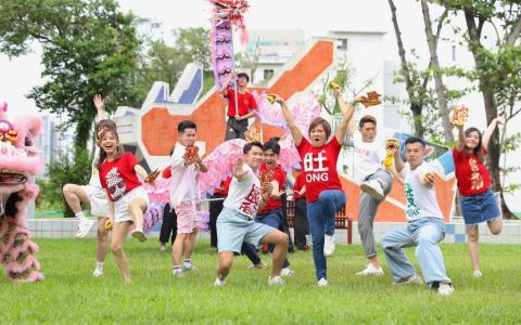 UFM100.3全体DJ穿着新加坡品牌的服饰到大巴窑龙头游乐场拍摄新年歌曲《七个隆咚新年Song》MV。（电台提供）
