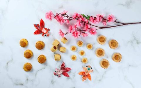 四位记者各有所好，推荐来自美世界娘惹糕（左起）、Cedele、Delcie’s Desserts and Cakes和汉发糕饼屋的黄梨挞。（龙国雄摄）