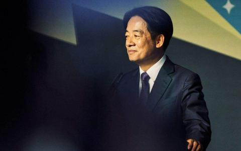 赖清德在胜选后的记者会上表示，他将依照“中华民国的宪政体制”，不卑不亢维持现状。（彭博社）