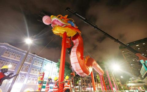 龙头高昂，神采飞扬，一条身披绚烂红鳞的八米巨龙于星期二（1月16日）晚11时开始，悄然登场。（郑一鸣摄）