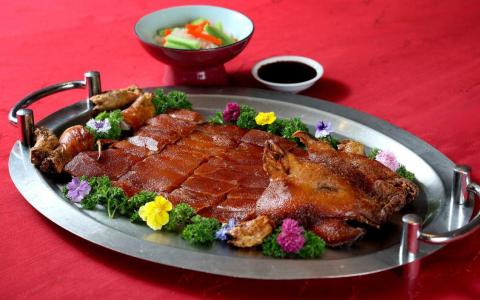大上海餐馆的鸿运当头脆皮乳猪，外酥里嫩。（龙国雄摄）