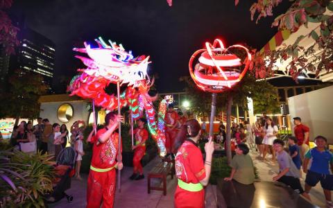 新加坡华族文化中心与新加坡华乐团携手主办“新春合家FUN”迎春活动，届时华族文化中心的天台花园将连续三晚呈现装上LED灯光的舞龙表演。（林明顺摄）