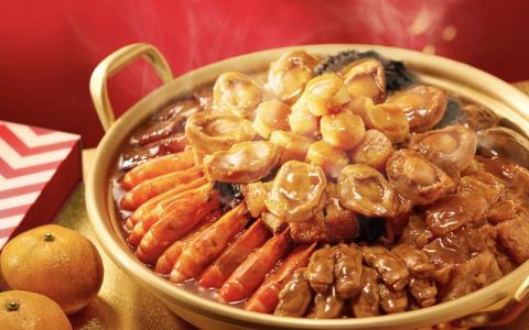 莆田餐馆两人起的鸿运套餐包括鲍鱼大虾盆菜。（餐馆提供）