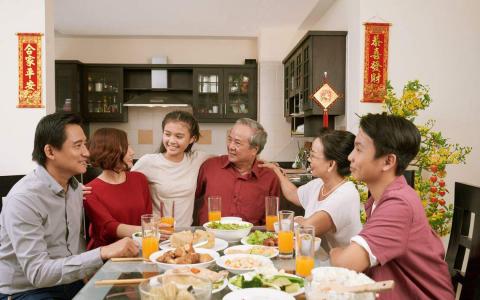 新春期间吃团圆饭，或与亲友在家聚餐，总少不了一大桌菜肴。（iStock图片）