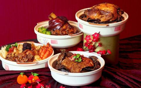 新加坡卡尔登城市酒店开设Lunar New Year Shoppe专区，售多种外卖佳肴如荷叶饭、焖猪脚等。（酒店提供）