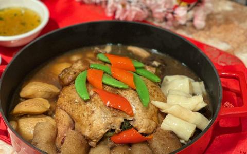 唐宫小聚的盆菜是一只肚子塞满好料的童子鸡坐镇，配搭鲍鱼、海参和新鲜鱼鳔等。（餐馆提供）