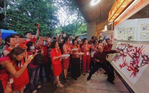 “春到河畔2023”更生美术挥春活动现场。（更生美术研究会提供）