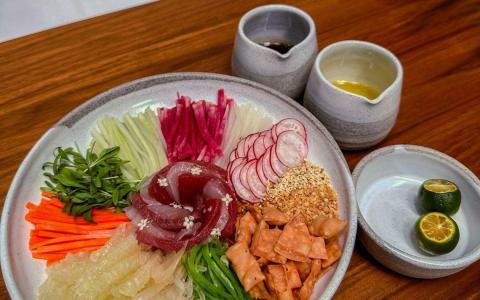 “Prosperity Salad”沙拉，是澳大利亚名厨尼尔兰对过年鱼生的新诠释。（酒店提供）