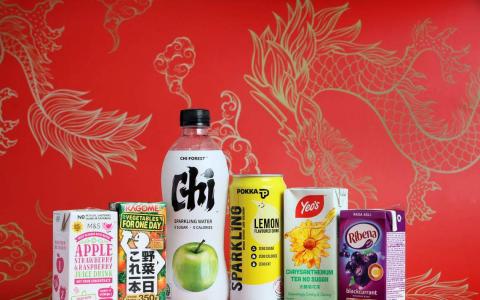 市面有不少低糖的健康饮料选择，其中包括M&S果汁（左起）、Kagome蔬菜汁、元气森林气泡水、Pokka柠檬气泡水、Yeo’s杨协成无糖菊花茶、利宾纳（Ribena）。（龙国雄摄）