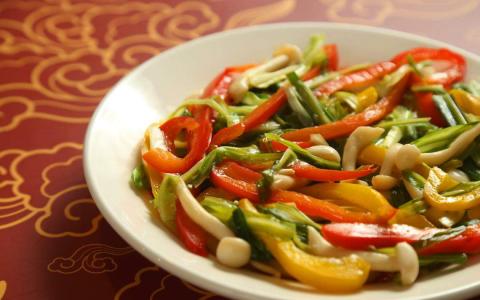 “龙飞凤舞”的材料有青龙菜与红、黄灯笼椒，三“龙”迎新岁，好运自然来。（吴瑞恩摄）
