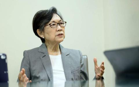 我国巡回大使、前驻美国大使陈庆珠认为，日益复杂的世界里，新加坡要如何应处，没有一刀切的答案；面对每一个情况，都得问新加坡的利益是什么。（龙国雄摄）