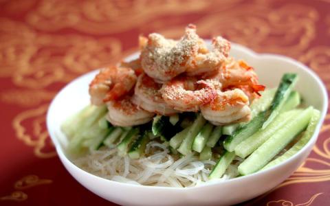 过年容易饮食过量，以冬粉搭配虾仁和黄瓜，清爽可口，可减少肠胃负担。（龙国雄摄）