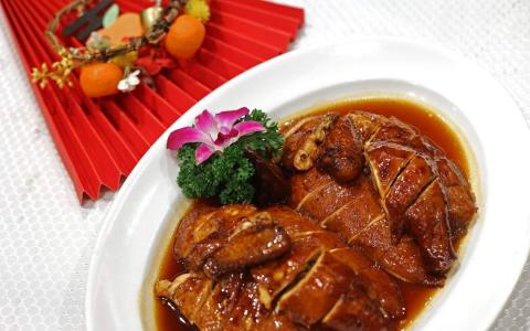 
茶皇酱油鸡以上等茶叶烟熏15分钟，鸡肉夹带清幽茶香。（陈渊庄摄）