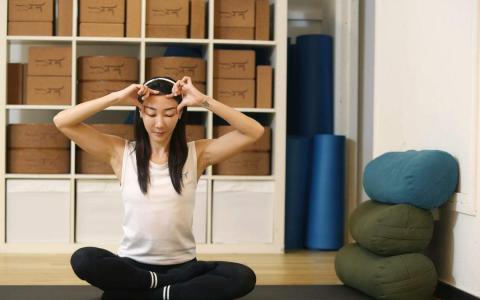 来自Jal Yoga的面部瑜伽老师黄晓慧示范按摩手法，提供拜年时护肤急救方案。（李姿仪摄）