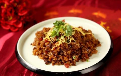 乌节大酒店中餐馆华厅的传统腊味饭。（龙国雄摄）