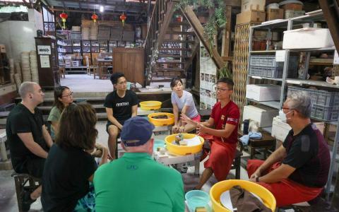 农历新年前的最后一个周末，陶光龙窑举办手拉坯课，学员在接触陶瓷制作的过程中，也可以了解本地仅存活窑的历史。（蔡家增摄）