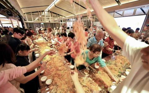 农历正月初八，超过300人相聚同个地方，一起捞长达23.8米，宽度7.8米的鱼生，欢庆农历新年。（特约陈来福摄）