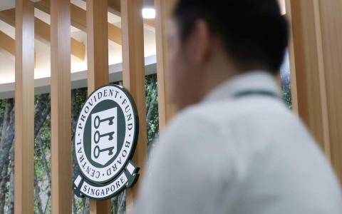 副总理兼财政部长黄循财在国会发表2024年财政预算案声明时宣布，将从2025年起关闭年满55岁及以上公积金会员的特别户头，将里面的存款转入退休户头，直到全额存款填满后，剩余的再转入普通户头。（王彦燕摄）