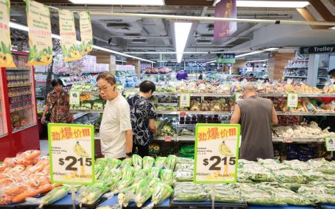 华侨银行投资研究认为，邻里购物券增加消费者可支配收入，使昇菘等超市业者受益。基于通胀压力和生活成本升高，国人的消费模式可能转向更注重“物有所值”，增加对昇菘杂货的需求。（李冠卫摄）