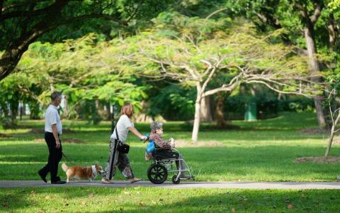 从政府推出系列的退休金相关措施显示，大部分国人的公积金储蓄是否足够养老，是个更值得关注的课题。（谢智扬摄）