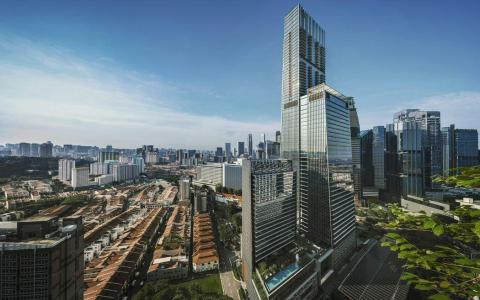 国浩房地产去年6月获得9亿7400万元绿色贷款，用于国浩大厦（Guoco Tower）商业部分的再融资，以提升建筑环保能力。国浩房地产首席财务总监周光明透露，在当前市场，绿色贷款和传统贷款的利率并没有明显差异，但国浩大厦的绿色认证能帮助公司吸引更多追求这类绿色标准的本地和全球租户。（国浩房地产提供）