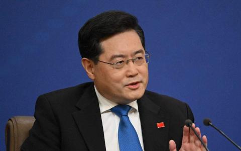 秦刚自去年6月下旬起从公众视线中消失、7月下旬被免去外长职务，10月下旬进一步被免去国务委员职务。图为秦刚去年3月在中国“两会”期间举行的外长记者会上亮相。（法新社档案照片）