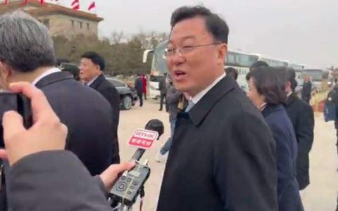 全国政协委员、中国驻美大使谢锋在被问到如何看待今年不会举行总理记者会时，稍楞了一下回答：“我还第一次听到这个。”（林煇智摄）