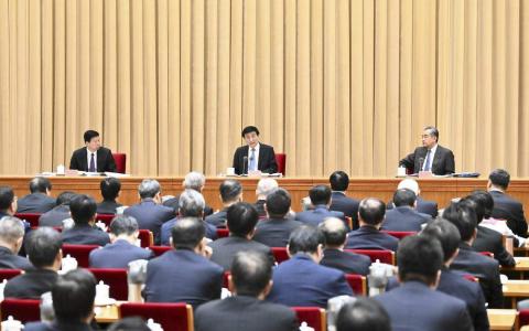 对于今年中国大陆政府工作报告中的对台政策论述，受访学者分析，应离不开对台工作会议的“战略主动”总基调。图为中共政治局常委、全国政协主席王沪宁（台上中）2月下旬出席在北京召开的中共中央对台工作会议。（新华社）