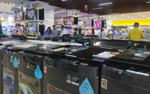 新增的家电和装备包括冷气、水龙头和冷热混水器、洗衣机、马桶、直流电风扇，以及热泵热水器，它们都必须达到当局定下的节能省水标准。（萧紫薇摄）