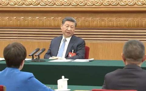 中共总书记、国家主席习近平星期二（3月5日）下午在参加他所在的全国人大会议江苏代表团审议。（央视新闻客户端视频截图）